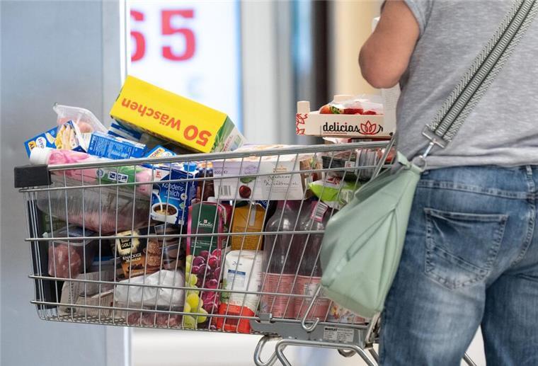 Supermarkt-Pflicht steht vor dem Aus: Das müssen Verbraucher jetzt wissen Eine Person steht neben einem gefüllten Einkaufswagen. Die Merz-Regierung plant, eine jahrelange Supermarkt-Pflicht abzuschaffen.Von der Änderung sind Millionen Kunden betroffen.