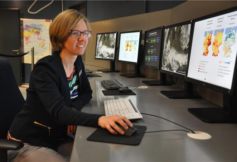 Extreme Trockenheit lässt Bauern bangen Die Meteorologin Annika Brieber arbeitet seit Februar 2019 im Klimahaus Bremerhaven. Unter anderem ist sie dort zuständig für die Wettershow, bei der sie Besuchern aktuelle Wetterphänomene präsentiert.
