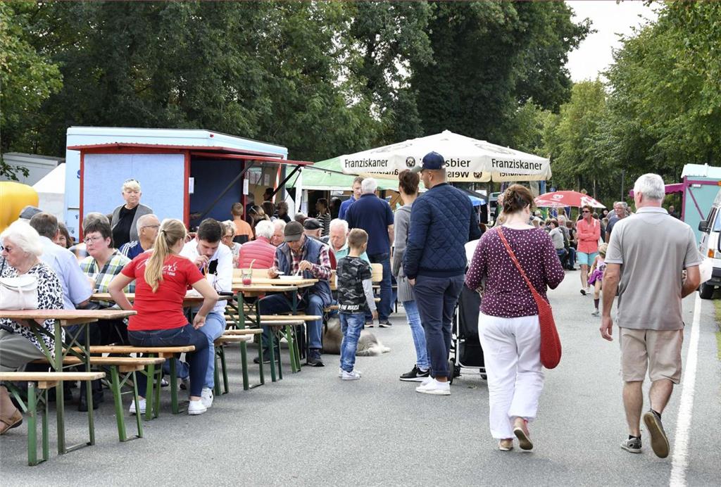 Die Midlumer Hauptstraße war zur Flaniermeile umfunktioniert worden. Die örtlich...