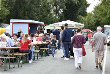 Die Midlumer Hauptstraße war zur Flaniermeile umfunktioniert worden. Die örtlich...