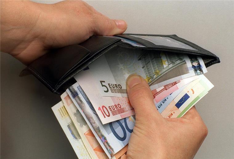 330 Euro Zuschuss pro Monat! Dieser Antrag lohnt sich richtig Ein Mann verstaut einige Euro-Geldscheine in seiner Geldbörse. Miete kaum bezahlbar? Wohngeld kann Haushalte deutlich entlasten.