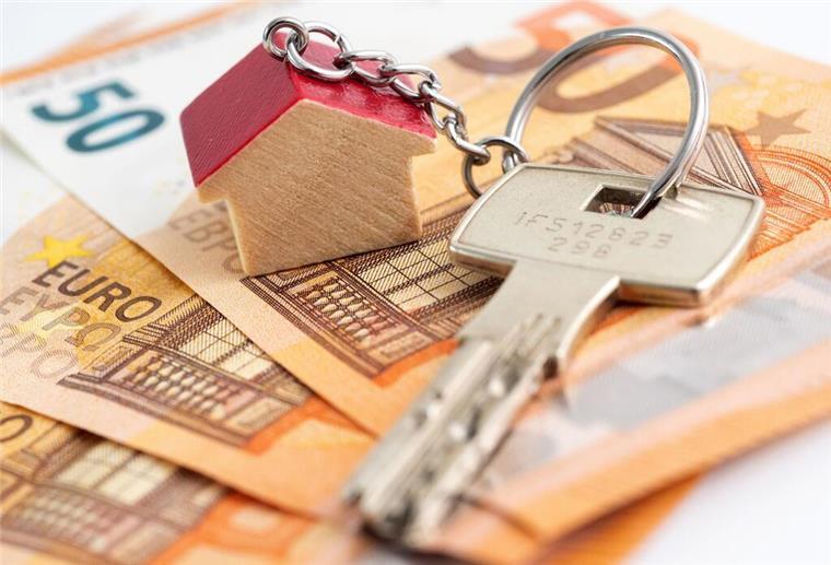 Streitpunkt Mietkaution: Was Mieter und Vermieter wissen müssen Geld und ein Schlüssel.