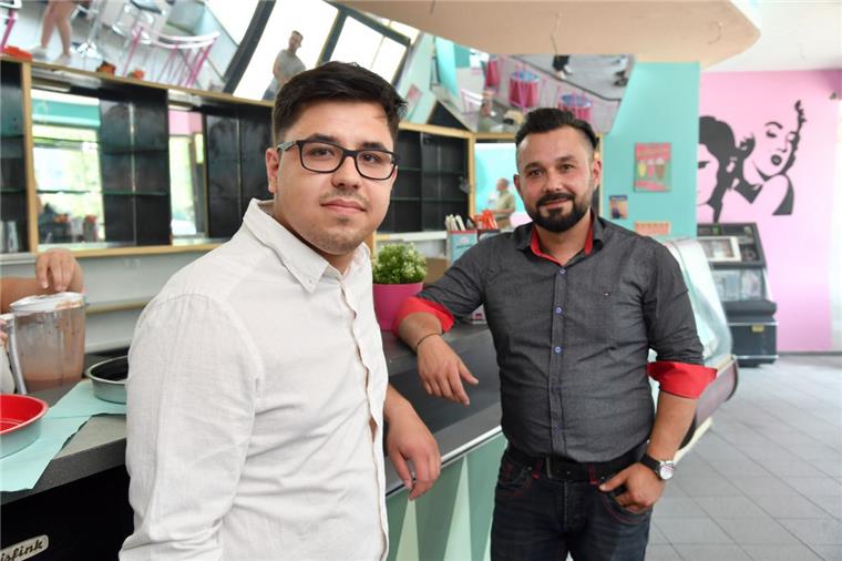Bremerhaven: Die Milchbar wird ein American Diner Die Milchbar in der Lloydstraße soll wieder öffnen. Die neuen Betreiber Ferdi (rechts) und Tufan Dikmen.