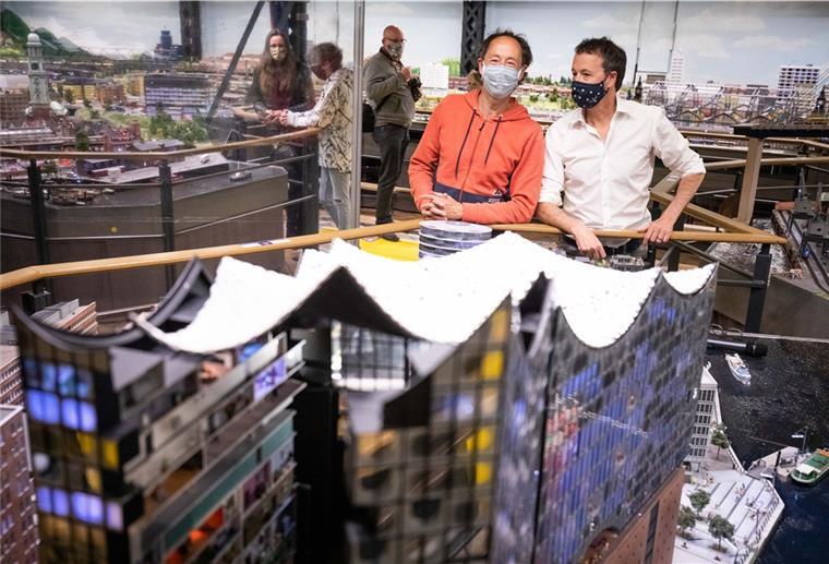 Weltrekord: Modell-Zug spielt Lieder auf Gläsern Frederik (r) und Gerrit Braun, Gründer und Geschäftsführer des Miniaturwunderlandes stehen mit Mundschutz in der Anlage hinter dem Model der Elbphilharmonie.