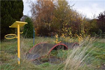 Die Minigolf-Bahnen in Atens stehen noch, sind mittlerweile aber vom Grün fast überwachsen. Der Bauhof soll demnächst aufräumen.