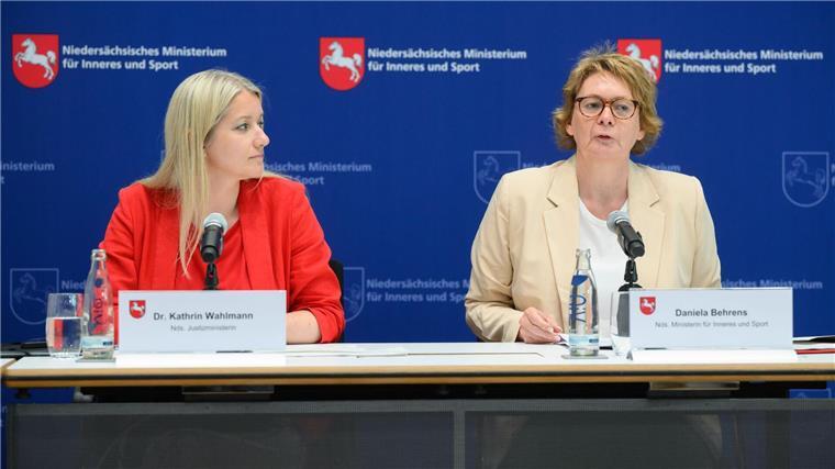 Fallzahlen von Clankriminalität in Niedersachsen rückläufig Die Ministerinnen Behrens (r) und Wahlmann setzen auf eine Null-Toleranz-Strategie. (Archivbild)