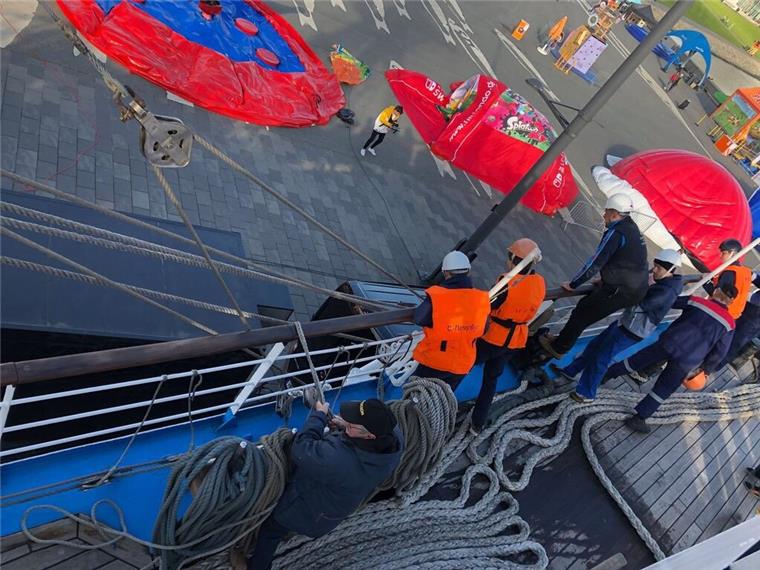 Nach Karambolage beim Seestadtfest: "Mir" läuft Montag aus Die "Mir" hat beim Ablegen von der Seebäderkaje in Bremerhaven einen Wagen gerammt. Auch die geladenen Gäste an Bord erlebten den Zusammenstoß hautnah.
