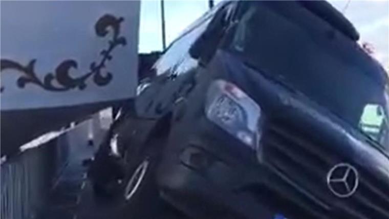 Mit Video: Als die „Mir“ beim Ablegen in Bremerhaven ein Auto schrottete