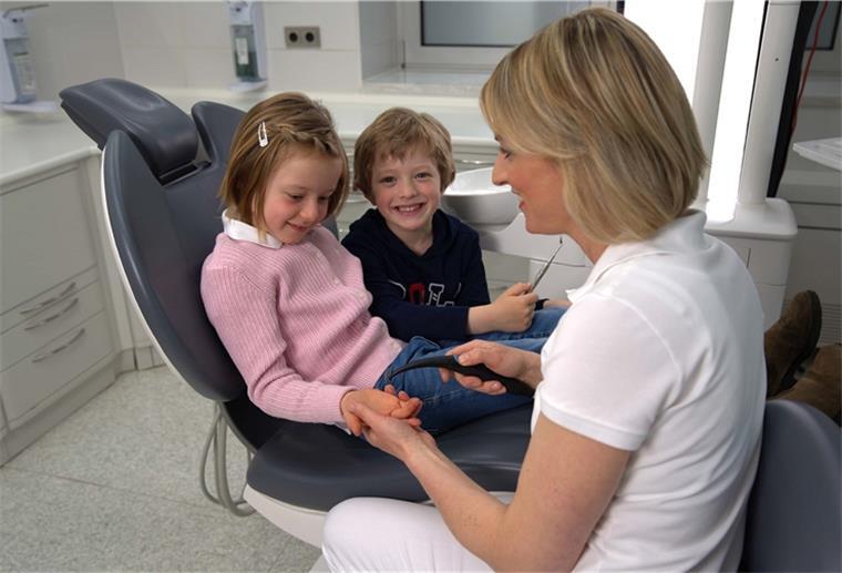 Gesunde Kinderzähne Die Mitarbeiter der Praxis Dr. Buchwald legen größten Wert auf gesunde Kinderzähne.