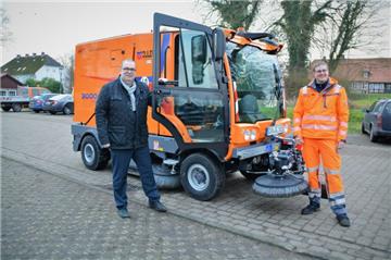 Die Mitarbeiter von Geestlands Bauhof sind künftig mit einer neuen Kehrmaschine im Einsatz. Über die leistungsstarke Maschine freuen sich Bürgermeister Thorsten Krüger und Yannic Schuster vom Bauhof. 