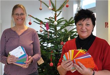 Die Mitarbeiterinnen der Kreiszeitung Bärbel Hischke (rechts) und Andrea Stührenberg präsentieren die Wunschkarten bedürftiger Kinder.