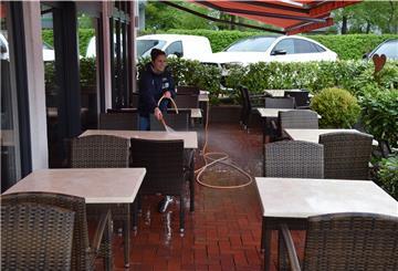 Die Mitbetreiberin von Café Lohmann in Nordenham, Katja Saalbach, bereitet die Sommerterrasse vor. Wetterbedingt ist geplant, am kommenden Dienstag aufzumachen.
