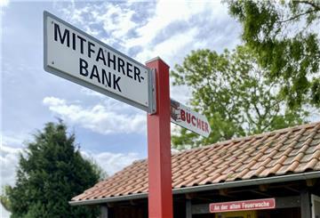 Die Mitfahrerbänke stehen gut gekennzeichnet im öffentlichen Raum.