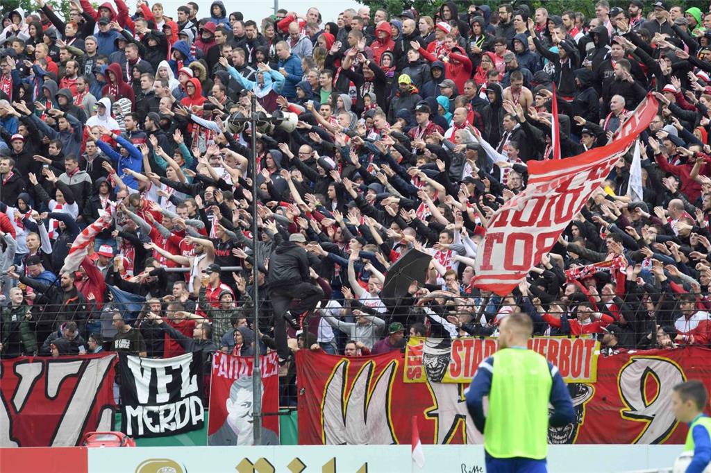 Die mitgereisten Effzeh-Fans sorgten für ordentlich Stimmung im Nordsee-Stadion.