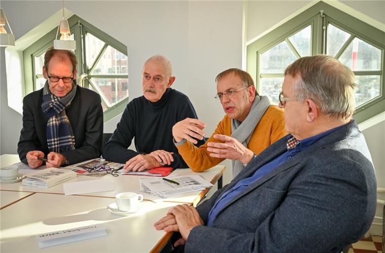 Architekten wünschen sich einen Planer für die Stadt Die Mitglieder der Architektenkammer diskutieren im Maschinenhaus am Alten/Neuen Hafen über das Amt des Baustadtrat (von links): Jürgen Grube, Bernd de Boer, Hans-Joachim Ewert und Werner Kirschstein.