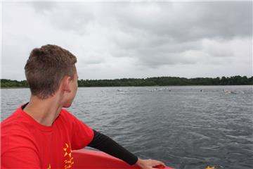 Die Mitglieder der DLRG begleiten das Schwimmen mit ihrem Boot und werfen ein wa...