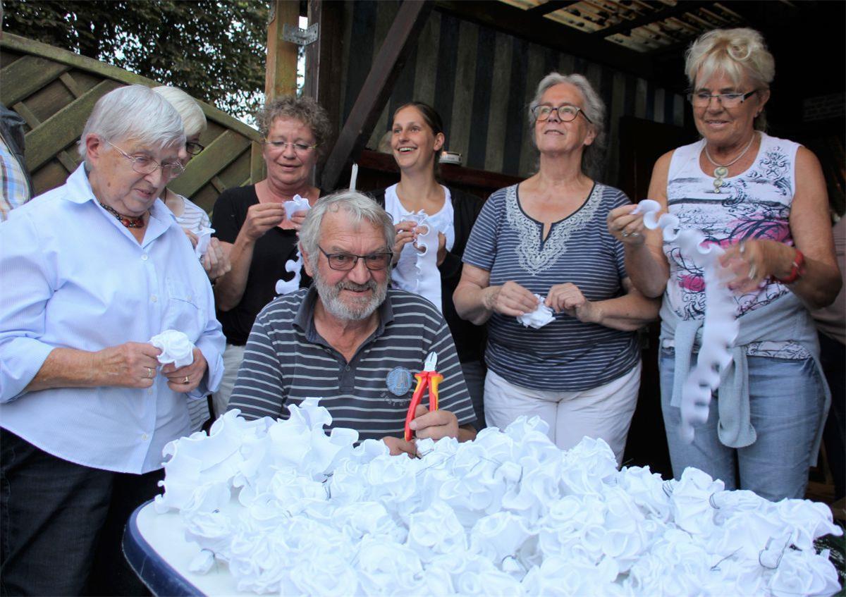 Rodenkircher Markt: 12 000 Rosen für die Festwagen Dorfgemeinschaft Absen