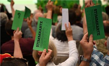 Die Mitglieder der Grünen in Bremen stimmen bei der Landesmitgliederversammlung ab.