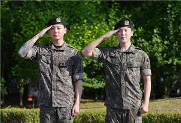 Die Mitglieder der K-Pop-Band BTS, Jimin (r) und Jung Kook, salutieren nach ihrer Entlassung aus dem Militärdienst.