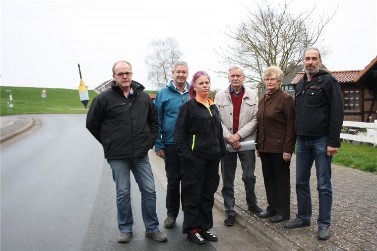 Bürgerinitiative in Dedesdorf kritisiert Motorlärm Die Mitglieder der neuen Bürgerinitiative betonen, dass sie niemanden vertreiben wollen. Sie möchten nur, dass sich alle Verkehrsteilnehmer an die Geschwindigkeitsbegrenzungen halten. Von links: Detlef Stahl, Gerd Siebert, Jeannette Lilge, Rolf und Gertrud Ronnenberg sowie Sascha Düver.