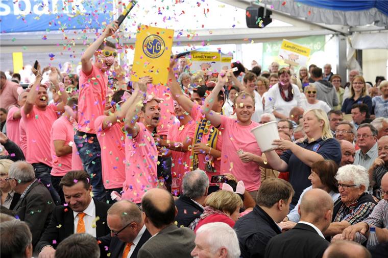 Das ist Rekord: 10010 Euro für Jolante beim Dedesdorfer Schweinemarkt Die Mitglieder der SG Landwürden sorgten für die meiste Stimmung im Zelt.