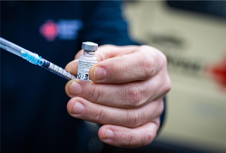 Cuxland: Impfen in den Gemeinden startet bald Die Mitglieder des mobilen Impfteams des Deutschen Roten Kreuzes, Kreisverband Wesermünde, werden Impfmöglichkeiten in den Gemeinden einrichten. Im Bild: Symbolfoto des Covid-19-Impfstoffs der Hersteller Biontech/Pfizer. Foto: Hartmann