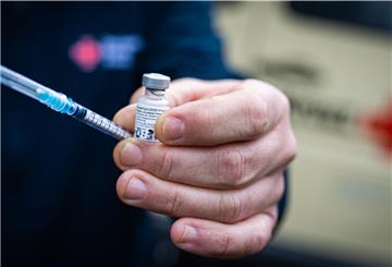 Die Mitglieder des mobilen Impfteams des Deutschen Roten Kreuzes, Kreisverband Wesermünde, werden Impfmöglichkeiten in den Gemeinden einrichten. Im Bild: Symbolfoto des Covid-19-Impfstoffs der Hersteller Biontech/Pfizer. Foto: Hartmann