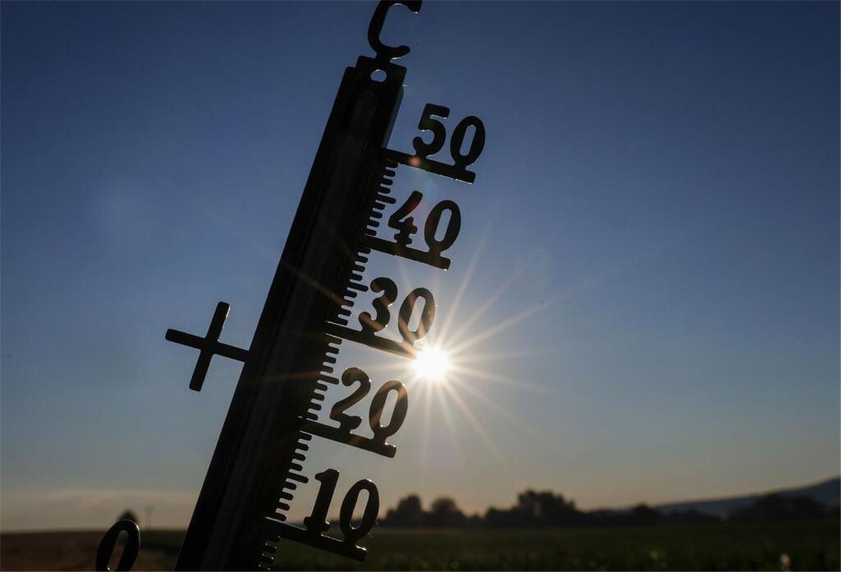 Hinter einem Thermometer steht die Sonne. 