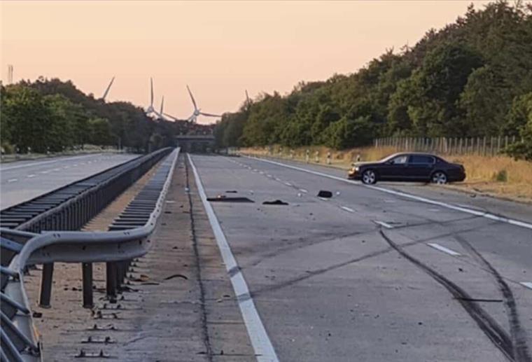 A27: Geestländer kracht mit Bentley in Mittelschutzplanke Unfall mit Bentley