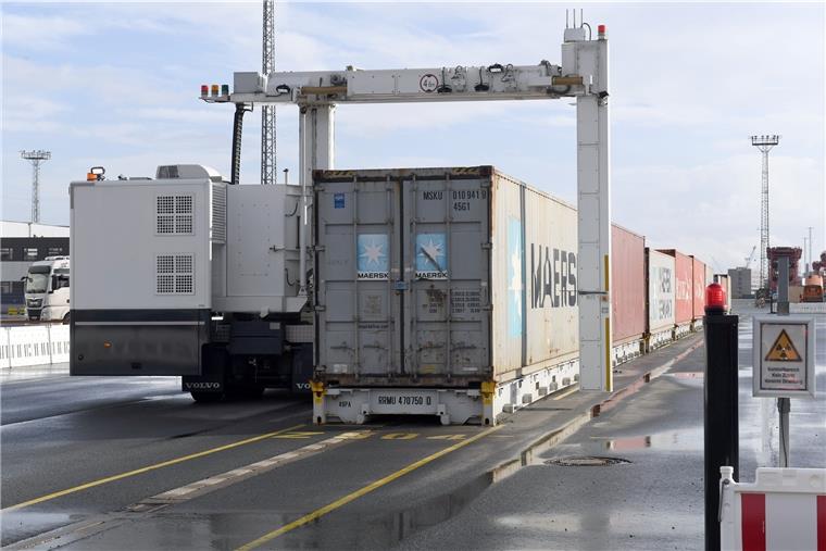 Bremerhaven: Zoll-Gewerkschaft fordert mehr Personal Die mobile Röntgenanlage durchleuchtet jeden Tag und rund um die Uhr Container auf dem Terminal in Bremerhaven.