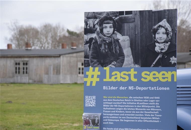 Die mobile Wanderausstellung #last seen mit Bildern der NS-Deportation macht Station auf dem historischen Areal des ehemaligen Kriegsgefangenenlagers Sandbostel.