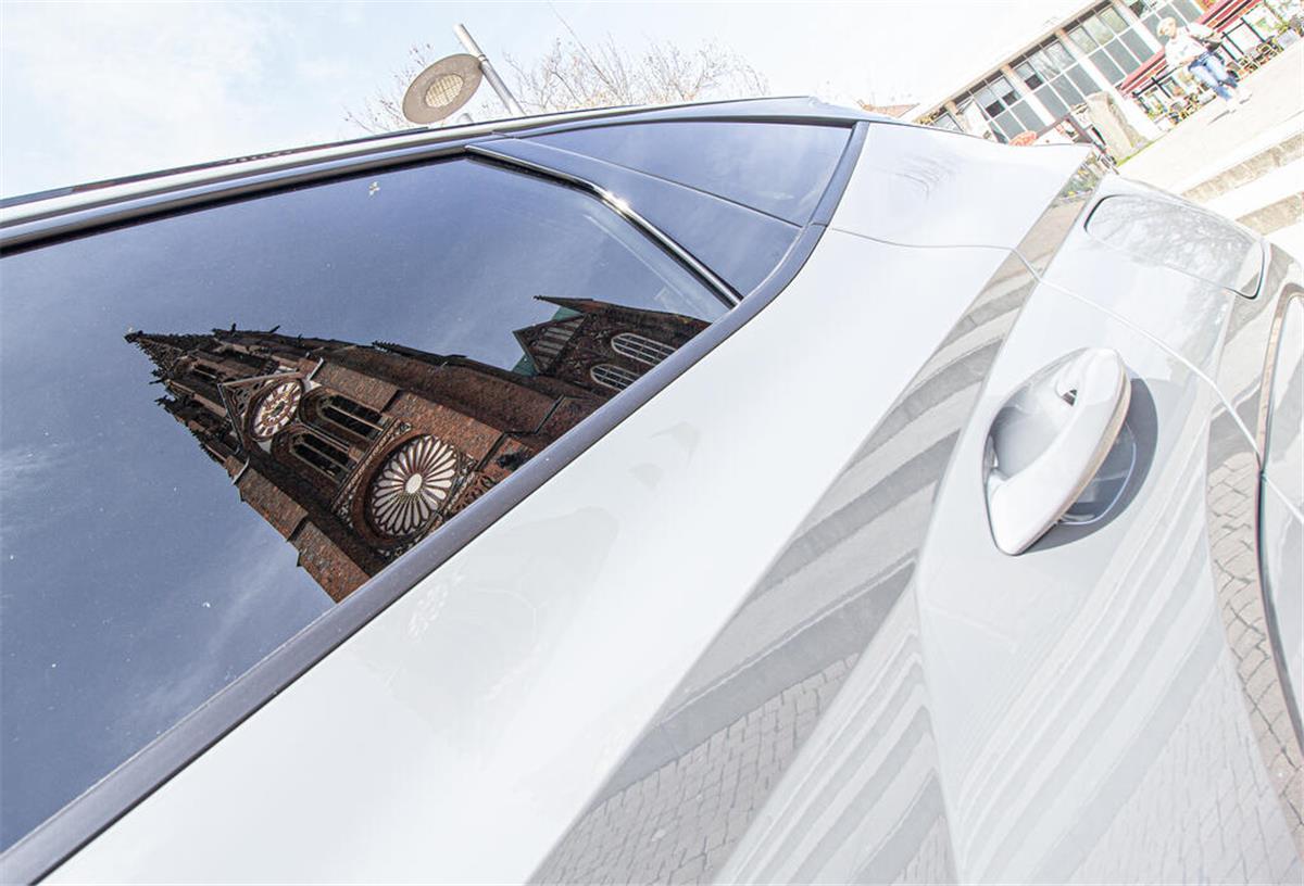 Mobilitätsmeile in Bremerhaven: Infos rund um Autos und E-Mobilität Große Kirche spiegelt sich in Seitenscheibe eines Autos