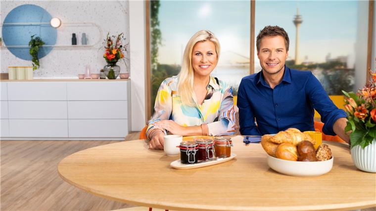 Jubiläum am Frühstückstisch: 25 Jahre „Volle Kanne“ im ZDF Die Moderatoren Nadine Krüger und Florian Weiss in der Kulisse der ZDF-Sendung „Volle Kanne – Service täglich“.