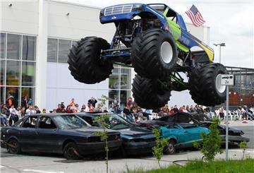 Monstertruck über Autos