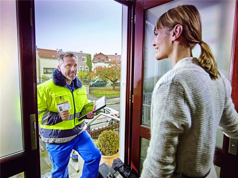 Energiereicheres H-Erdgas: Versorger passen alle Herde und Thermen an Die Monteure von Wesernetz sind klar erkennbar und haben einen speziellen Ausweis. Damit soll Betrügern das Leben schwer gemacht werden.