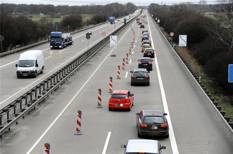 Auf der A27 wird's eng: Moorbrücke in Bremerhaven wird saniert Die Moorbrücke wird ab Dienstag saniert.