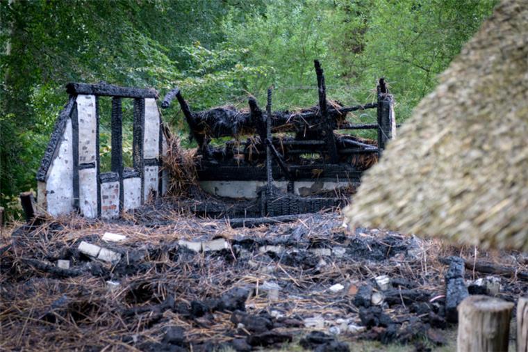 Moorkate in Bremerhaven: Hund rettet Ehepaar Die Moorkate im Speckenbütteler Park in Bremerhaven ist in der Nacht zu Sonntag abgebrannt.