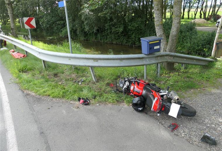 Cuxland: 17-jährige Motorradfahrerin bei Unfall lebensgefährlich verletzt Das verunfallte Motorrad.