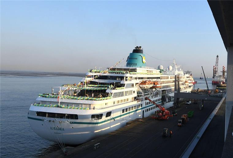  Kreuzfahrtschiff "MS Amadea".  Die „MS Amadea“ ist in Bremerhaven zu einer 46-tägigen Kreuzfahrt gestartet. Die Route führt über Island und Grönland bis an die Küste Nordamerikas.