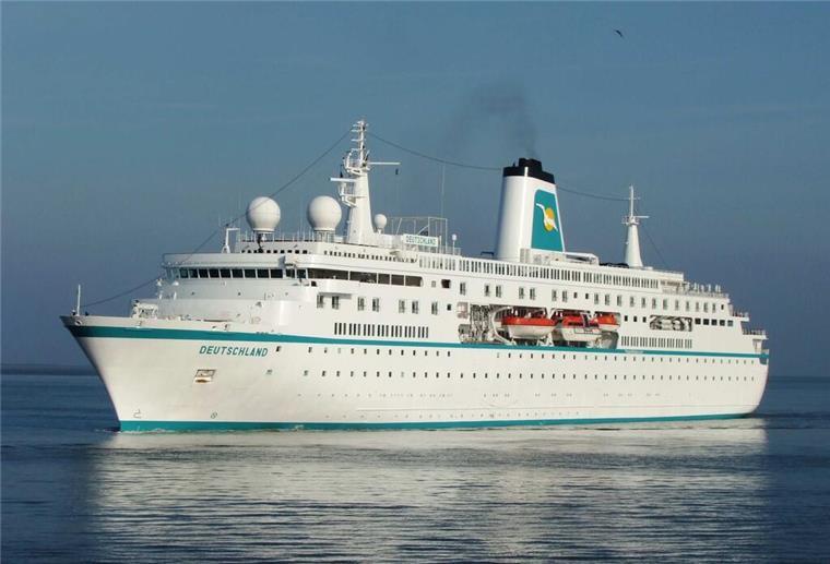 „MS Deutschland“: Das besondere Kreuzfahrtschiff mit den zwei Gesichtern Die "MS Deutschland" fährt auf dem Wasser. Die "MS Deutschland" wird im Winter zur „World Odyssey“. Dann kreuzt sie als schwimmende Uni um die Welt.