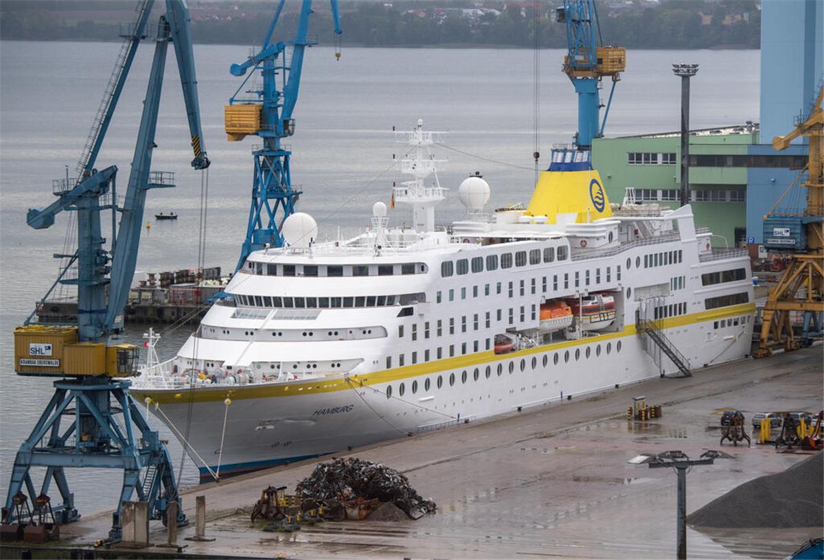Traum-Route in 36 Tagen! Diese Kreuzfahrt ab Hamburg steuert besondere Ziele an Das Kreuzfahrtschiff MS Hamburg liegt im Hafen von Stralsund.