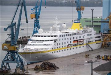 Das Kreuzfahrtschiff MS Hamburg liegt im Hafen von Stralsund.