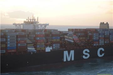Die "MSC Zoe" ist eines der größten Containerschiffe der Welt. Am Dienstag hat es 270 seiner geladenen Container während eines Sturms in der Nordsee verloren. Die Polizei hat eine Warnmeldung herausgegeben.