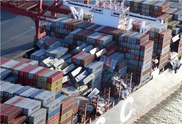 Die „MSC Zoe“ liegt seit Donnerstag am Bremerhavener Eurogate- Containerterminal. Die Bergung der umgestürzten Blechboxen wird Wochen dauern, schätzen Experten.