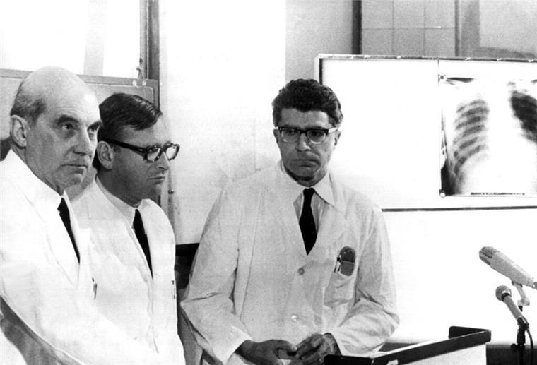 Die Münchner Chirurgen Rudolf Zenker (l), Werner Rudolph (m) und Werner Klinner (r) bestätigen am 14. Februar 1969 vor Journalisten, dass am 13. Februar 1969 die erste Herztransplantation in der Bundesrepublik durchgeführt wurde. (Archivbild)