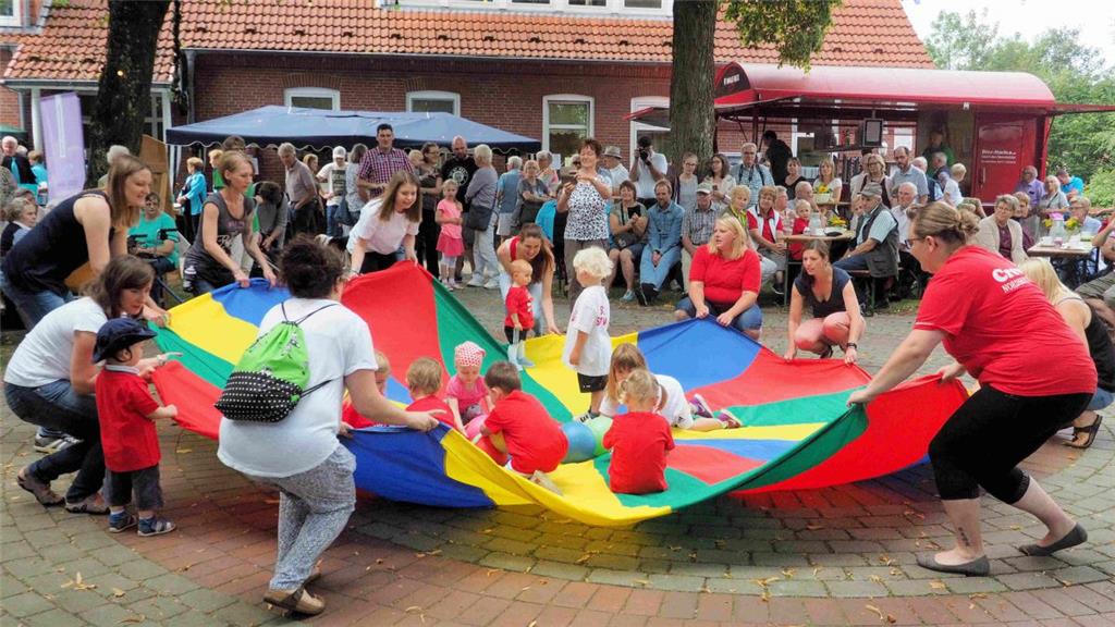 Die Mütter mit ihren Kleinen hatten viel Spaß beim Sommerfest. Foto: Stehn