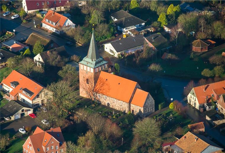 Die Mulsumer Kirche im warmen Sonnenlicht.