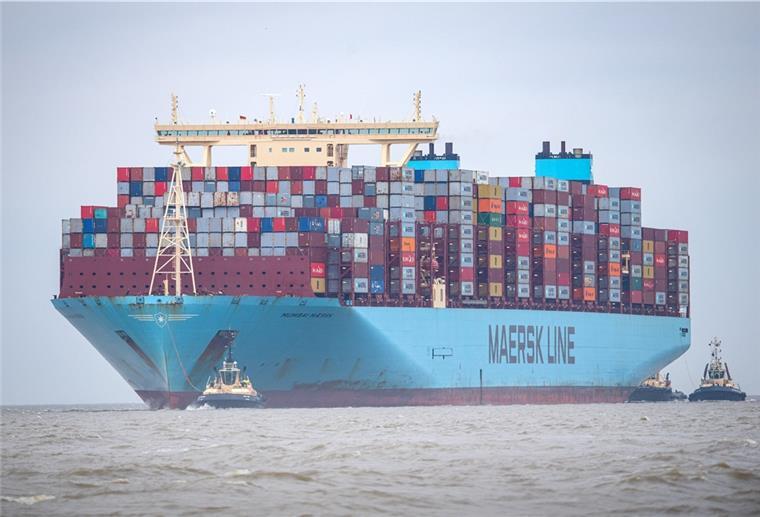 Die „Mumbai Maersk“ ist wieder auf Tour Bremerhaven: Die «Mumbai Maersk» fährt begleitet von Schleppern in den Hafen.