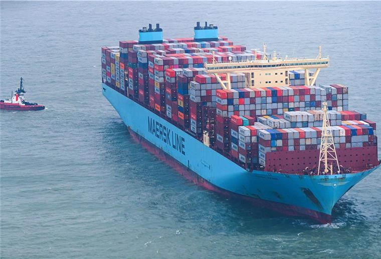 Aufatmen! Die „Mumbai Maersk“ ist wieder frei Die "Mumbai Maersk" liegt umringt von Schleppern in der Nordsee.