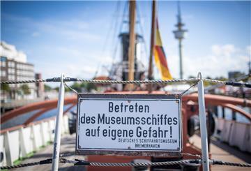 Sperrschild an der Reling eines Museumsschiffes